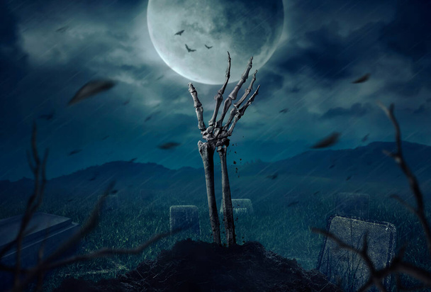 Ζόμπι σκελετός χέρι αυξάνεται σε σκοτεινή νύχτα Halloween.  - Φωτογραφία, εικόνα