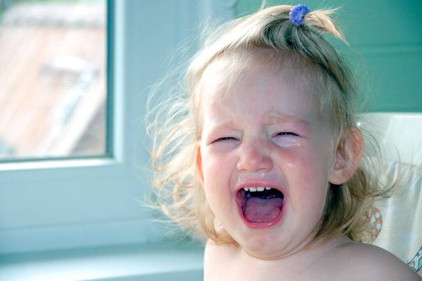 Kleines Mädchen weint. Wirklich verärgert. Tränen auf ihrer Wange. Mädchenporträt - Foto, Bild
