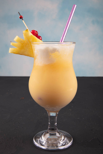 Ahşap arka planda süslü ananaslı Pina Colada. Bir kokteyl "Hindistan Cevizi Öpücüğü"". - Fotoğraf, Görsel