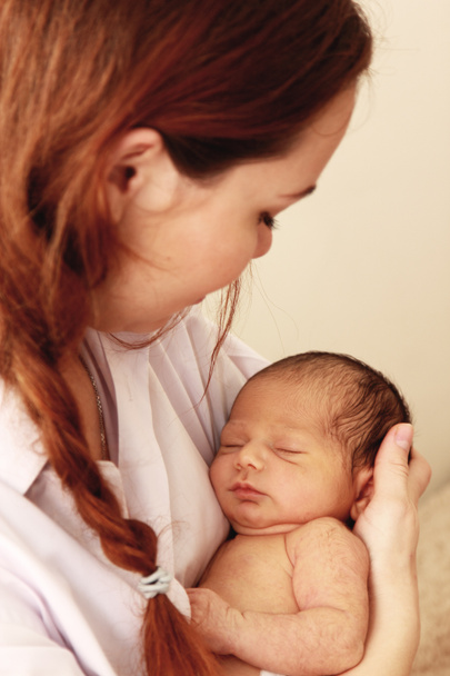 生まれたばかりの赤ん坊と母親 - 写真・画像