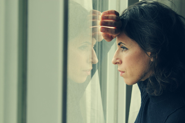 όμορφη 35χρονη γυναίκα στέκεται μπροστά από το παράθυρο - Φωτογραφία, εικόνα