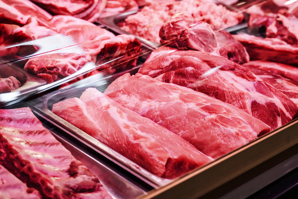 Diferentes tipos de carne rosa e fresca na loja
 - Fotografia, imagem