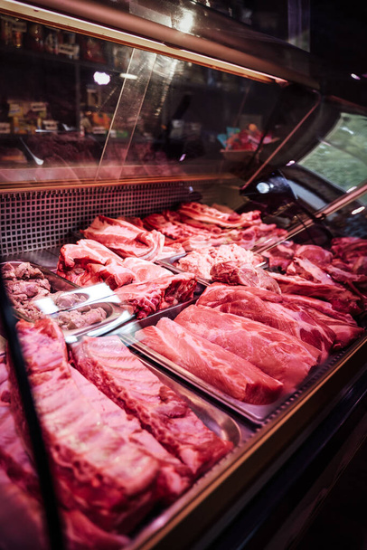 Carnicerías ventana de carne con productos frescos - Foto, Imagen