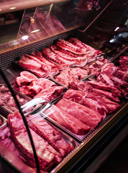 Un mostrador con carne cruda en el interior - Foto, Imagen