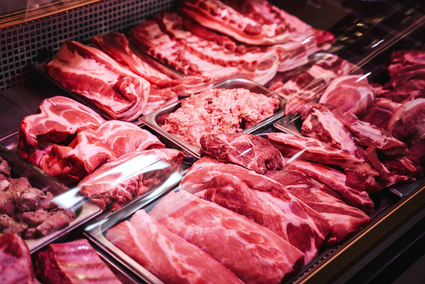 Much of red and raw meat in a meat grocery - Фото, зображення