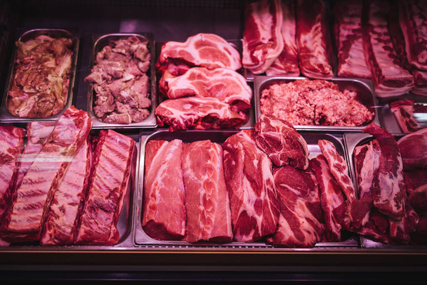 Um completo com vários produtos à base de carne contador
 - Foto, Imagem