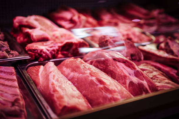 Πολλά από τα προϊόντα κρέατος σε μια ενιαία βιτρίνα κατάστημα - Φωτογραφία, εικόνα