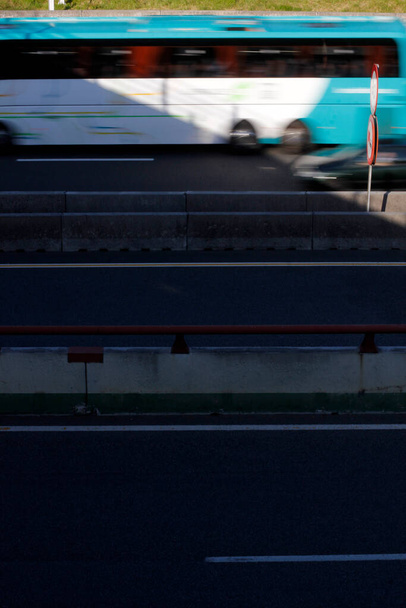 Tráfico en una carretera urbana - Foto, Imagen
