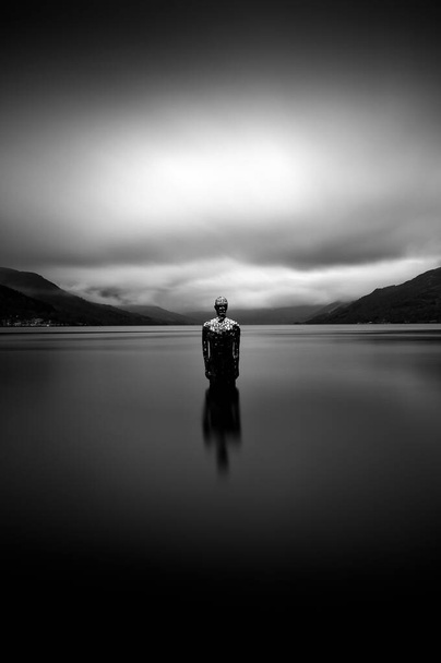 Statua uomo specchio a Loch Earn Scozia, Regno Unito. Foto di alta qualità - Foto, immagini