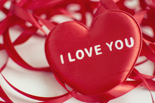Червоне серце зі словом "люби тебе" на білому тлі
 - Фото, зображення