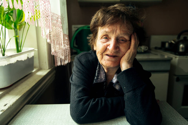 Muotokuva vanha venäläinen nainen hänen kylän talo. - Valokuva, kuva