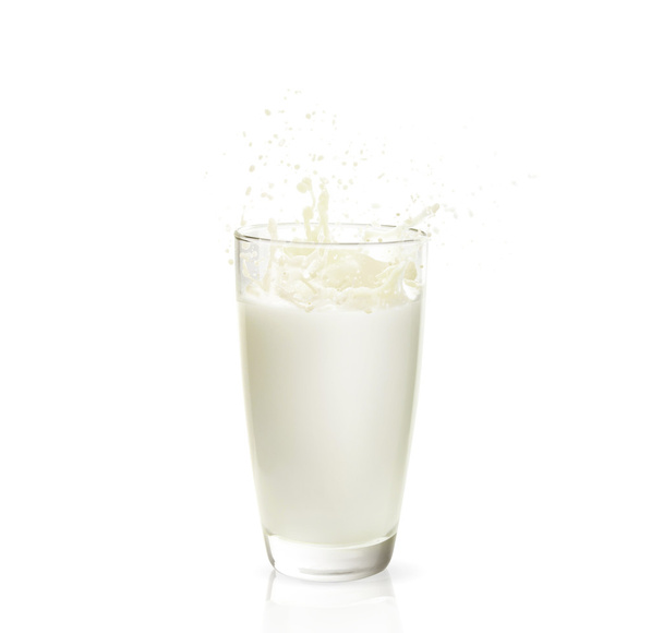 verter un vaso de leche
 - Foto, Imagen