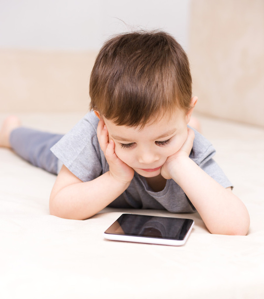 Boy using tablet - Fotó, kép