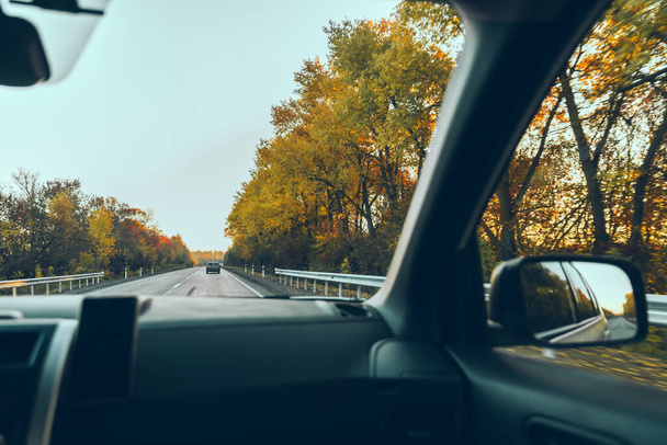 podzim auto cestování koncept stromy se žlutými listy rovné dálnice - Fotografie, Obrázek