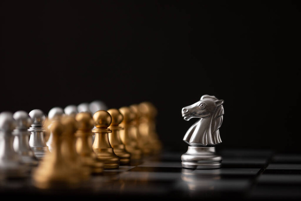 corni d'argento è il leader degli scacchi nel gioco a bordo con sfondo nero. - Foto, immagini