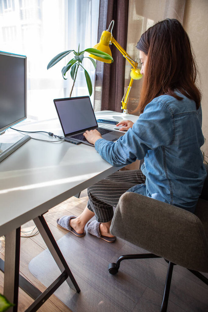 Kobieta pracująca na laptopie w biurze. telepraca. zdalnie - Zdjęcie, obraz