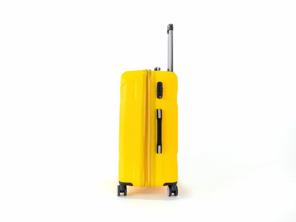 Žlutý kufr na bočním pohledu izolovaný na bílém pozadí. Velká žlutá zavazadla nebo cestovní taška na kolech s kovovou dlouhou rukojetí a dvěma krátkými rukojetěmi, pojetí cestování. - Fotografie, Obrázek