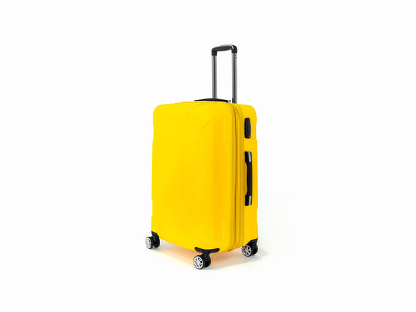 Beyaz arka planda izole edilmiş sarı bavul. Büyük sarı valiz ya da uzun saplı metal tekerlekli seyahat çantası ve iki kısa saplı seyahat kavramı.. - Fotoğraf, Görsel