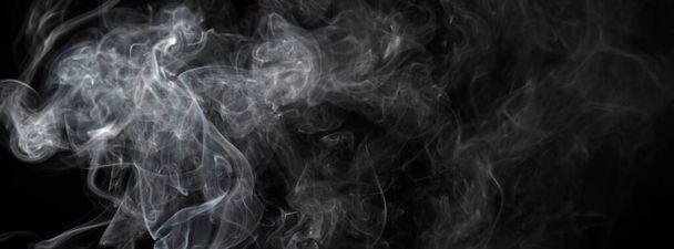 Fumo isolato su sfondo nero. Movimento del fumo bianco - Foto, immagini