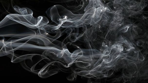 Fumaça isolada em fundo preto. Movimento do fumo branco - Foto, Imagem