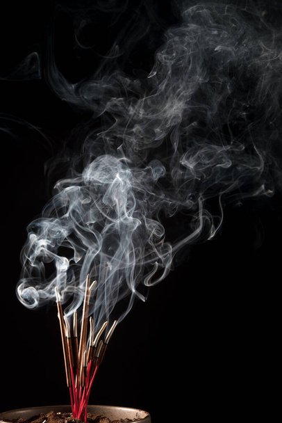 Абстрактная концепция сжигания ладана китайским новогодним графическим элементом - Фото, изображение