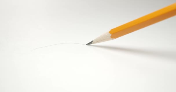Dibujar una línea ondulada a través del papel con un lápiz amarillo. - Imágenes, Vídeo