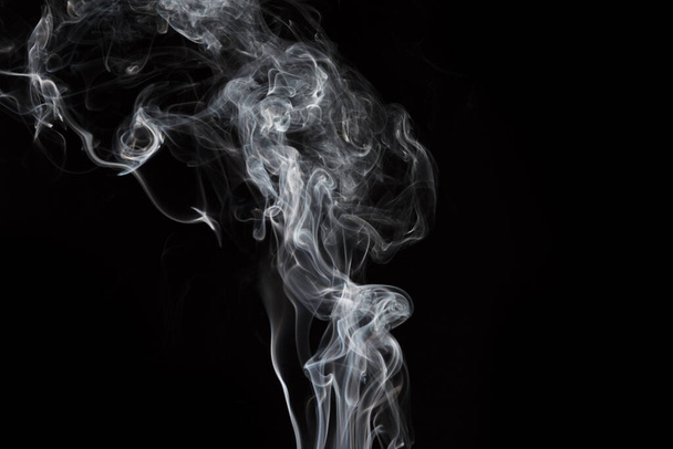 Fumaça isolada em fundo preto. Movimento do fumo branco - Foto, Imagem