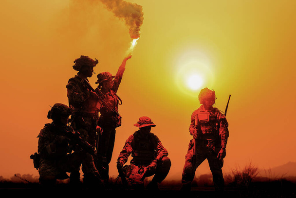 Силует військового солдата з сонцем як корпусу морської піхоти для військових операцій. - Фото, зображення
