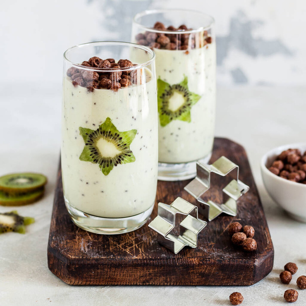 Kiwifruit Smoothie Decorated with Star Shaped Kiwi Slices with Cocoa Cereal, square - Foto, immagini