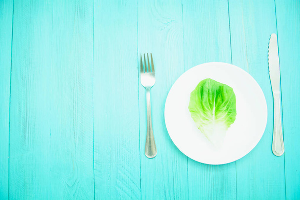 Frische Salatblätter auf hellem Hintergrund - Foto, Bild