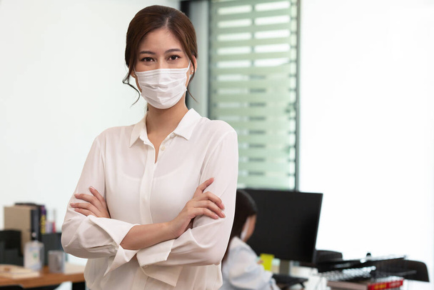Confiante negócio asiático mulher stand e cruz braço no escritório
. - Foto, Imagem