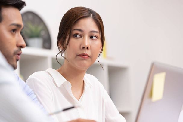 Affaires asiatique femme heureux travail sur ordinateur portable dans le bureau. - Photo, image