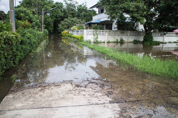 Наводнение на асфальтовой дороге от муссонной депрессии - Фото, изображение