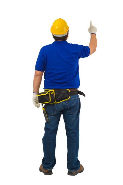 vista posteriore costruttori uomo lavoratori in camicia blu con guanti protettivi, casco con cintura utensile e dito Indicazione isolata su sfondo bianco con percorso di ritaglio - Foto, immagini