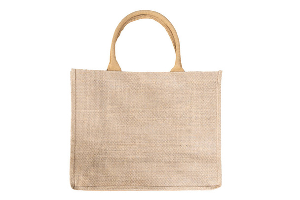 Boodschappentas gemaakt van gerecycled Hessische zak in natuurlijke bruine kleur handgrepen geïsoleerd op witte achtergrond - Foto, afbeelding