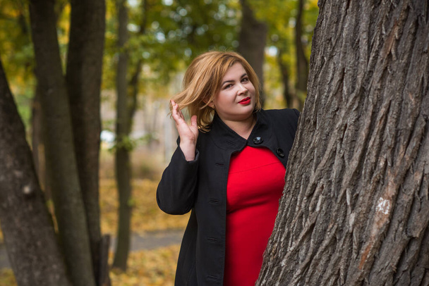 Middle age woman in classical look at park, fashionable style for plump ladies. Mature fashionable plus size woman, concept of middle age lady lifestyle - Foto, afbeelding