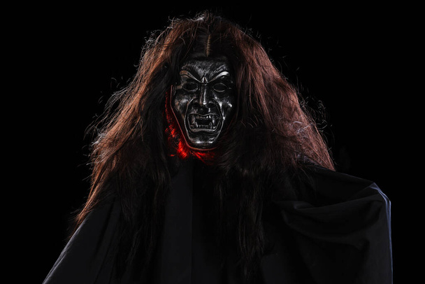 Πορτρέτο του διαβόλου μάσκα για αποκριές σε μαύρο φόντο - Φωτογραφία, εικόνα