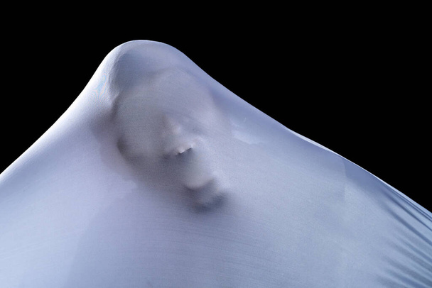 El hombre está en ropa blanca y muestra una cara de miedo aislado en el fondo negro, se ven como fantasma en la noche para el concepto de Halloween Festival, camino de recorte - Foto, imagen
