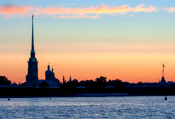 Szentpétervárra néz. Peter és Paul erőd nyári hajnalban - Fotó, kép
