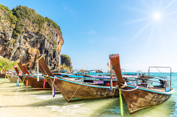 Thaise traditionele houten longtail boot en prachtig zandstrand op Koh Poda eiland in de provincie Krabi. Ao Nang, Thailand, Krabi eiland is een meest populaire toeristische bestemming in Thailand - Foto, afbeelding