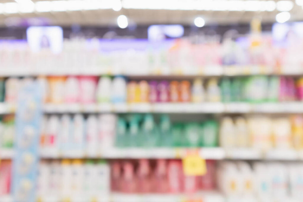 Abstracto desenfoque supermercado tienda de descuento con productos para el cuidado del cuerpo estantes interior fondo desenfocado - Foto, Imagen