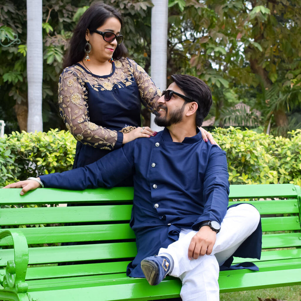 Nueva Delhi India 25 de noviembre de 2019 - Una pose de pareja para la sesión de pre-boda dentro de Lodhi Garden Delhi, un popular punto de referencia turístico en Nueva Delhi India, para su sesión de pre-boda, sesión de fotos pre-boda - Foto, Imagen