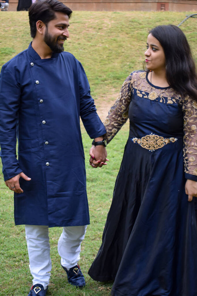Νέο Δελχί Ινδία Νοέμβριος 25 2019 - Ένα ζευγάρι θέτουν για προ γάμου πυροβολούν μέσα Lodhi Garden Δελχί, ένα δημοφιλές τουριστικό ορόσημο στο Νέο Δελχί της Ινδίας, για την προ-γαμήλια φωτογράφιση τους, Προ-γαμήλια φωτογράφιση - Φωτογραφία, εικόνα