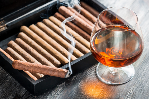 Aroma of cognac and smoking a cigar - Φωτογραφία, εικόνα