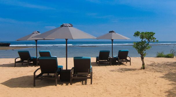 Sillas de playa frente al mar en la playa Bali Indonesia
 - Foto, imagen