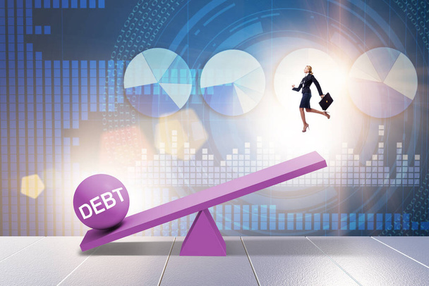 Concepto de deuda y préstamo con la empresaria y el balancín - Foto, Imagen