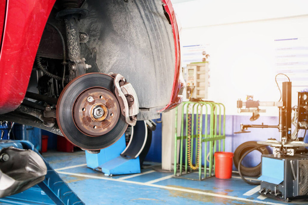 Reifenwechsel-Service, Scheibenbremse ohne Räder Nahaufnahme in der Autowerkstatt - Foto, Bild