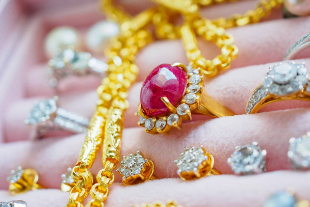 Goud en zilver diamant edelsteen saffier ring kettingen en parel oorbellen in luxe sieraden doos - Foto, afbeelding