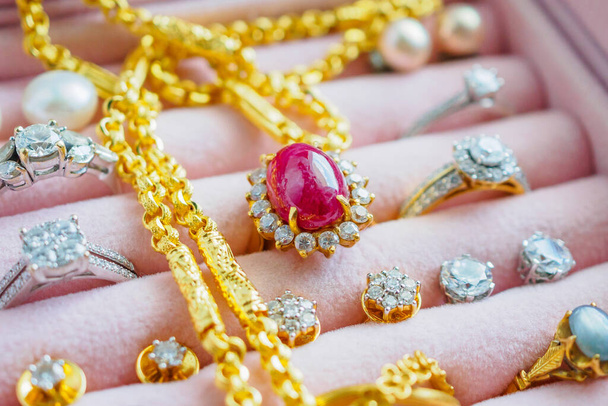 Or et argent diamant pierres précieuses saphir bague colliers et boucles d'oreilles en perles dans la boîte à bijoux de luxe - Photo, image