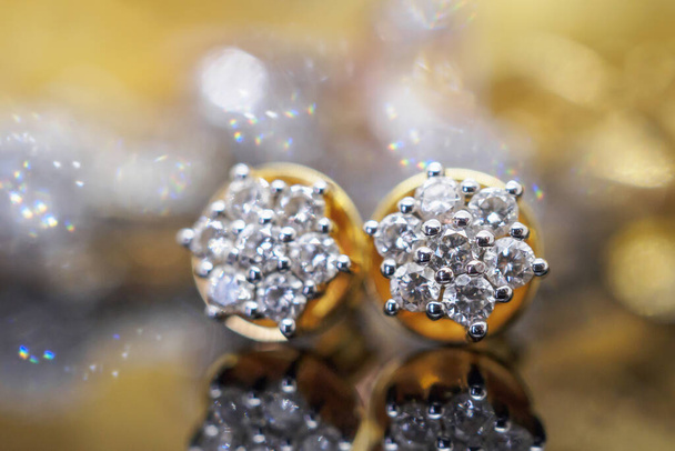 Luxus arany ékszer gyémánt fülbevalók tükröződik a fekete háttér - Fotó, kép